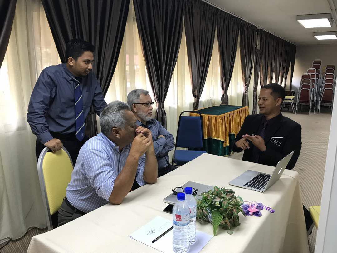 Saya bersama Pegawai di Lembaga Peperiksaan Malaysia. Menerangkan berkaitan Sistem Pendidikan Khas yang telah dibina.